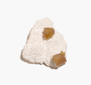 丝光沸石基质上的蜂蜜方解石晶体 – N°05
